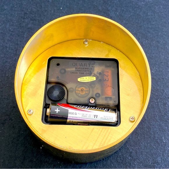 New vintage Brookstone brass, quartz table clock. - Picture 3 of 3